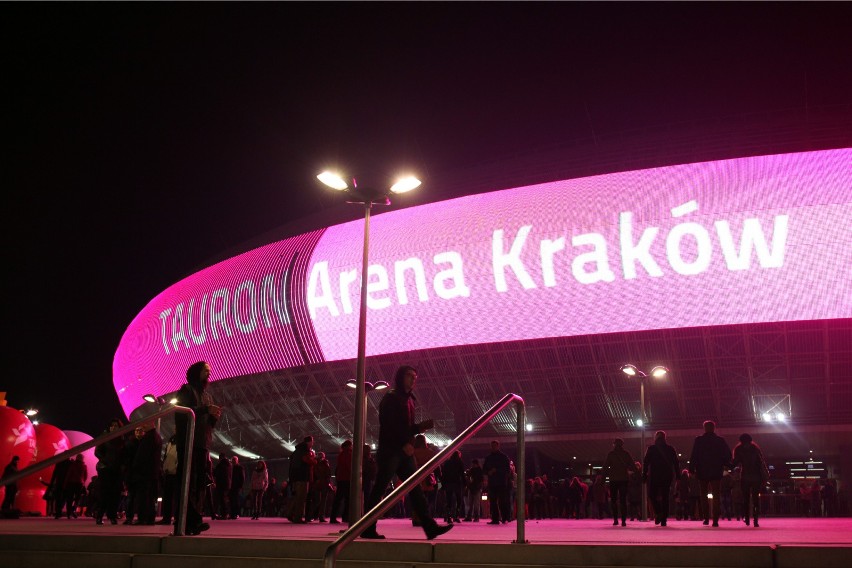 Na elewacji Tauron Areny Kraków zamontowano ekran led o...