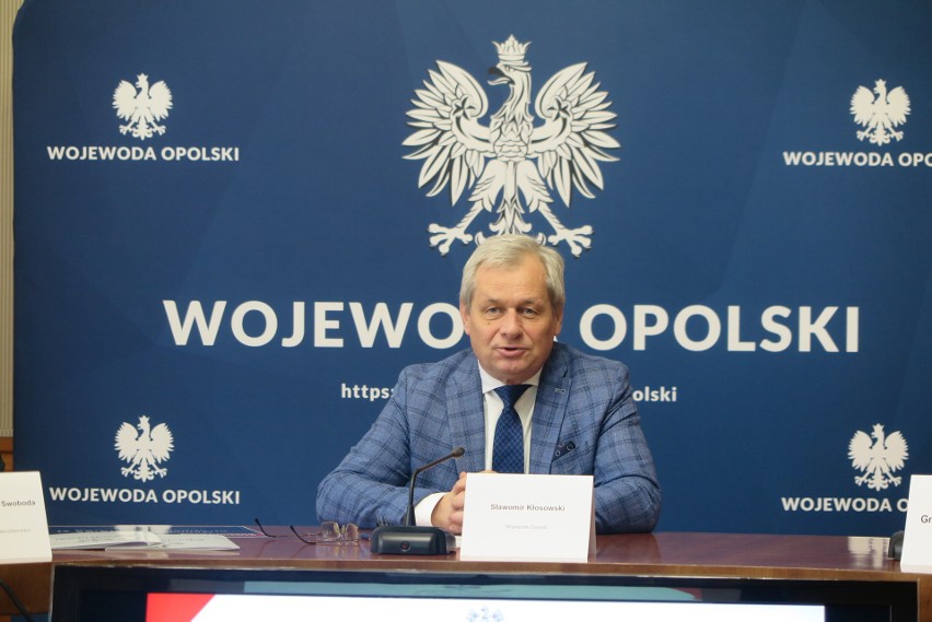 Wojewoda opolski podpisał umowy na remonty dróg w gminach...