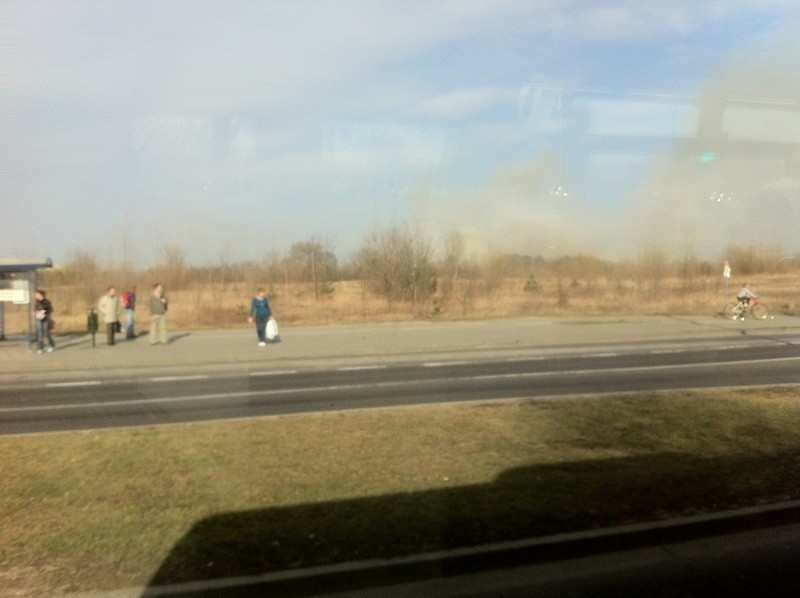 Dym z pożaru niedaleko Auchan