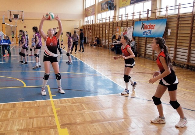 W niedzielę w trzech halach sportowych w Świeciu rozegrano drugi etap eliminacji wojewódzkich turnieju Kinder+Sport w minisiatkówce dziewcząt.