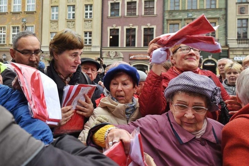 Tłumy poznaniaków przyszły na Stary Rynek po darmowe flagi...