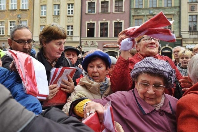 Tłumy poznaniaków przyszły na Stary Rynek po darmowe flagi narodowe
