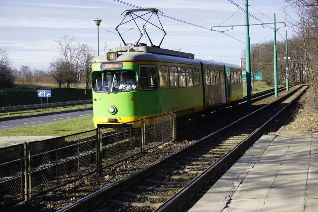 Ponad 40 minut tramwaje stały w stronę al. Wielkopolskiej, przy skrzyżowaniu z ul. Klin. Powodem był uszkodzony tramwaj linii numer 9. Dopiero o godzinie 8.02 udało się go uruchomić. Zdjęcie ilustracyjne.