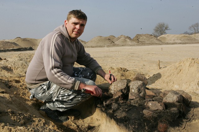 Krzysztof Socha na jednym ze stanowisk archeologicznych w Kostrzynie nad Odrą.