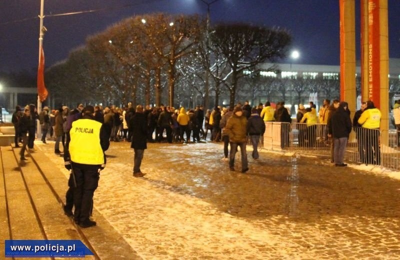 Ponad 7 tys. policjantów czuwało nad bezpieczeństwem kibiców...