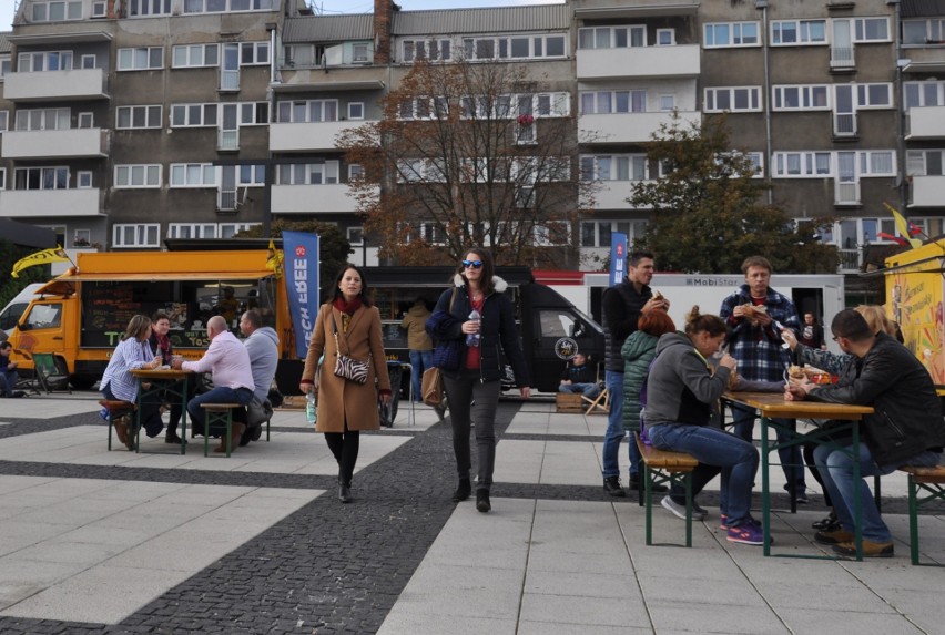 Food trucki zjechały na pl. Nowy Targ [ZDJĘCIA]