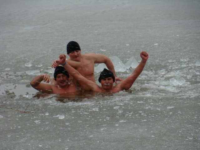 Tomasz Muszyński, Krystian Rębacz i Wojciech Ziółkowski podczas kąpieli w lodowym przeręblu na Gryżycach
