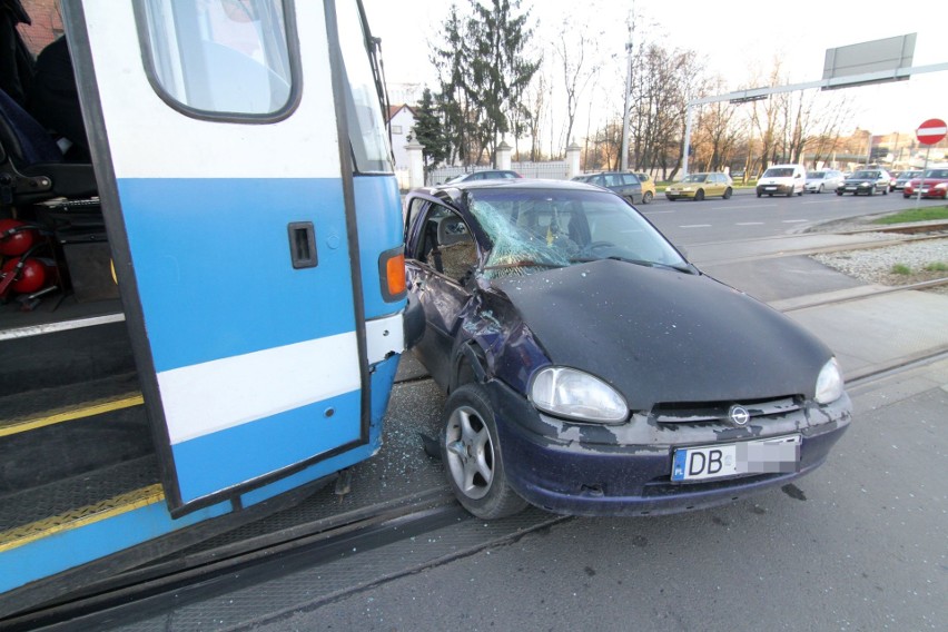 Wypadek na placu Wróblewskiego. Opel corsa wjechał pod tramwaj [ZDJĘCIA]