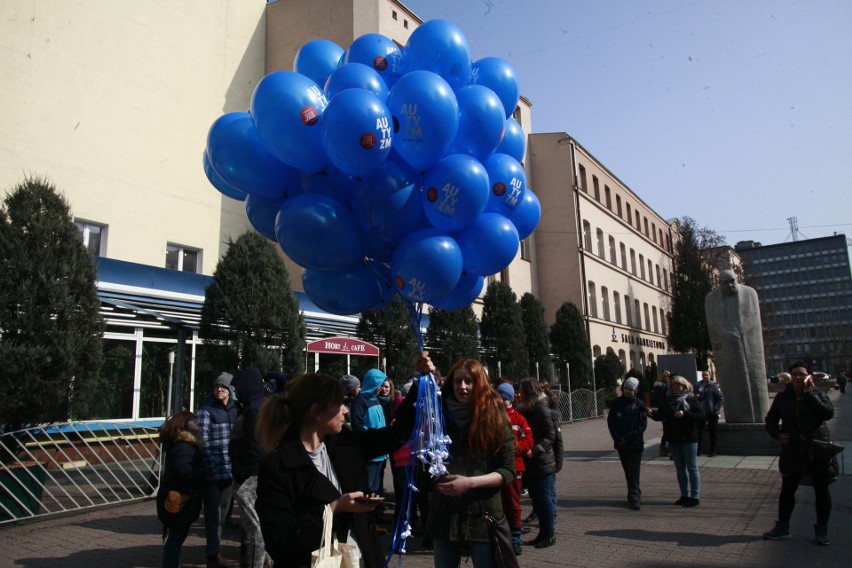 Polska na Niebiesko. Balony przypomniały o autyzmie [ZDJĘCIA]