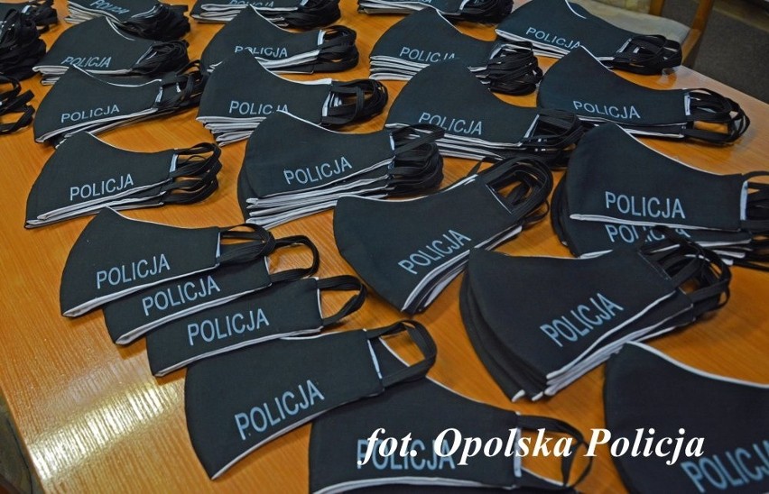 Maseczki szyte dla opolskich policjantów.