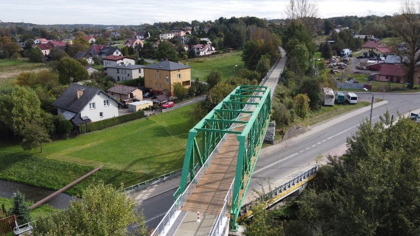 To Zielony Most na Żelaznym Szlaku Rowerowym. Pod nim...