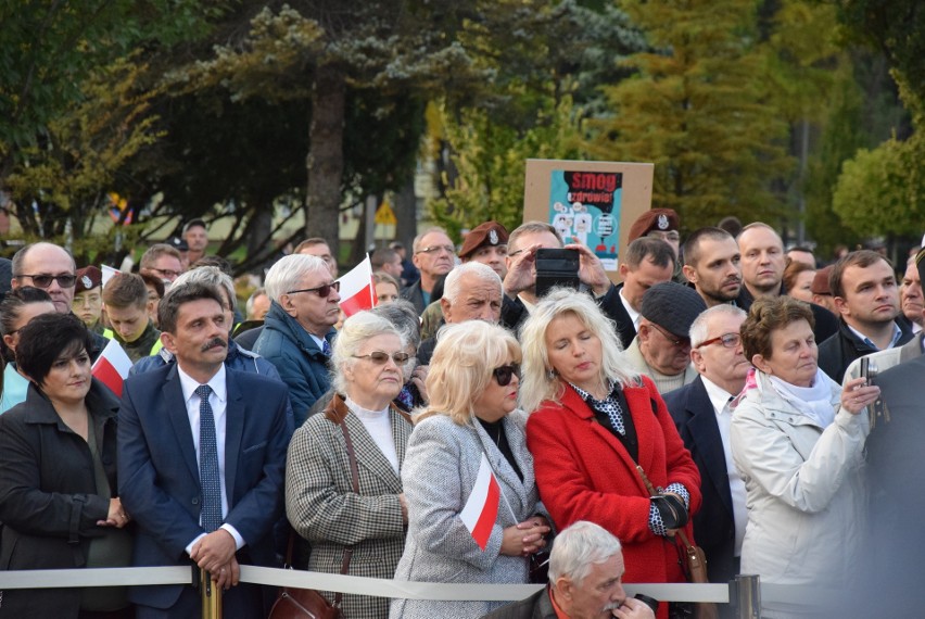 Andrzej Duda – skandowali sympatycy prezydenta RP w Oświęcimiu. Konstytucja – grzmiał KOD  