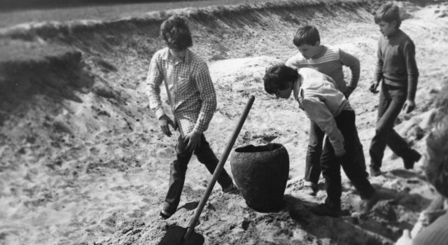 Na fotografii: Gulin Młyn, epoka żelaza, badania cmentarzyska ciałopalnego, na zdjęciu dzieci zainteresowane badaniami.