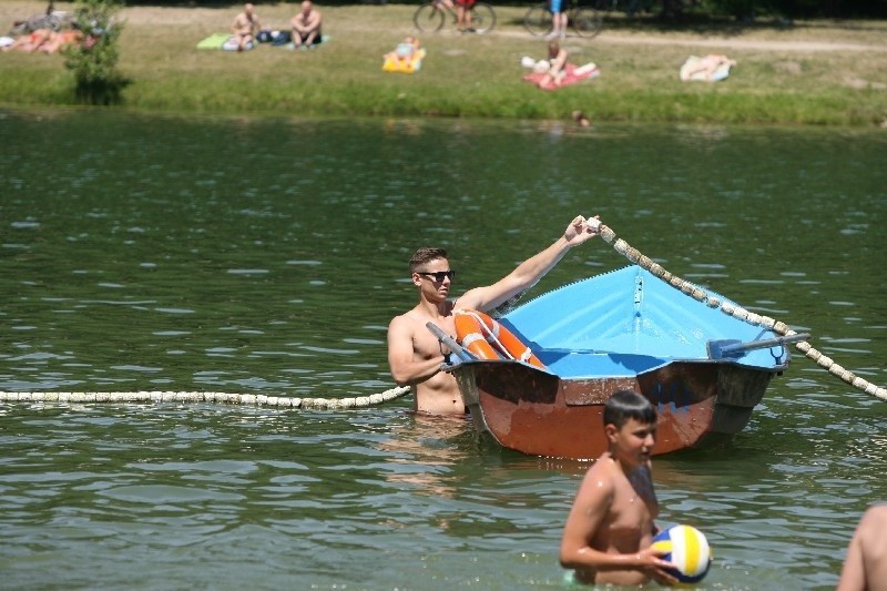 Upał w Łodzi: Tłumy plażowiczów w Arturówku