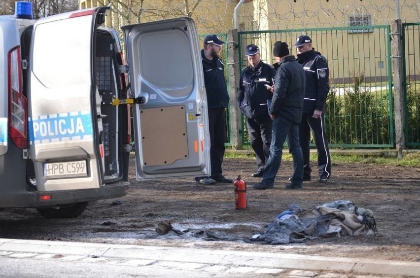 Sąd umorzył sprawę policjantów, w których radiowozie podpalił się bezdomny