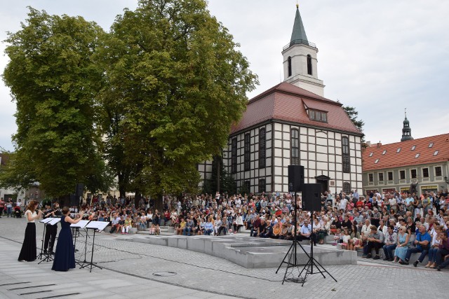 Koncerty plenerowe, niezależnie od tego czy gra Orkiestra Symfoniczna Filharmonii Zielonogórskiej, czy też kameralny zespół, spotykają się z dużym zainteresowaniem mieszkańców i ich gości. W niedzielę na fletach zagrali: Rafał Jędrzejewski, Agnieszka Wierzbicka, Aleksandra Janowska. Na letniej scenie - nazywanej już przez zielonogórzanin - małym amfiteatrem wystąpili w niedzielę fleciści. Rafał Jędrzejewski, Agnieszka Wierzbicka, Aleksandra Janowska zagrali między innymi utwory: J. Casterede, F. Kuhlau, F. Doppler. - Cieszę się, że ten mały amfiteatr powstał. Już trzy koncerty się na nim odbyły. Byłam na wszystkich. Dla mnie to wspaniała rozrywka. Jestem na emeryturze. Nie zawsze mnie stać na bilety na koncerty w filharmonii, a tu jest zawsze za darmo - mówi pani Stanisława. - Chciałabym, aby także inni tu występowali. Żeby ta scena była zawsze pełna. Mogą przecież tu grać uczniowie szkoły muzycznej, występować zdolni wokaliści z Domu Harcerza czy Zielonogórskiego Ośrodka Kultury. Pan Tomasz też jest zadowolony. Bo sam gra na klawiszach. Przyznaje jednak, że woli koncerty symfoniczne. - Fajny pomysł z tymi koncertami. Przychodzimy tu całą rodzinką - podkreśla pani Krystyna i pan Wiesław. - Chciałoby się więcej takich imprez. Mamy nadzieję, że po modernizacji placu za teatrem, tam też będą się działy artystyczne rzeczy. To na pewno ożywia nasz deptak.Koncerty plenerowe dofinansowane są przez miasto Zielona Góra. Kolejny koncert, na który zaprasza Filharmonia Zielonogórska, odbędzie się na rozpoczęcie Winobrania, w sobotę, 8 września o godzinie 20.00. Tym razem Orkiestra Symfoniczna FZ zagra na dużej scenie na placu Powstańców Wielkoplskich. Zobacz wideo: Odsłonięcie rzeźby patrona Zielonej Góry na placu przy filharmonii