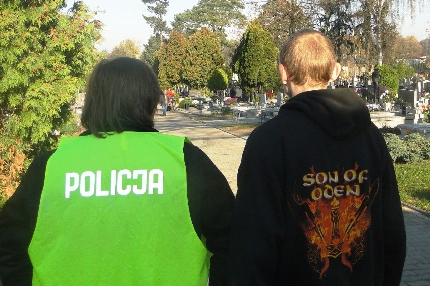 Hiena cmentarna w Łasku. Policjanci zatrzymali 21-latka, który okradał groby [ZDJĘCIA]