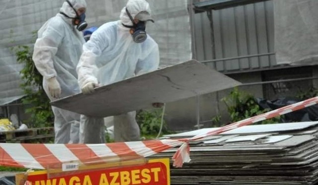 Azbest jest bardzo toksyczny, dlatego jego usuwaniem zajmują się specjalistyczne firmy, których pracownicy muszą być ubrani w kombinezony ochronne.
