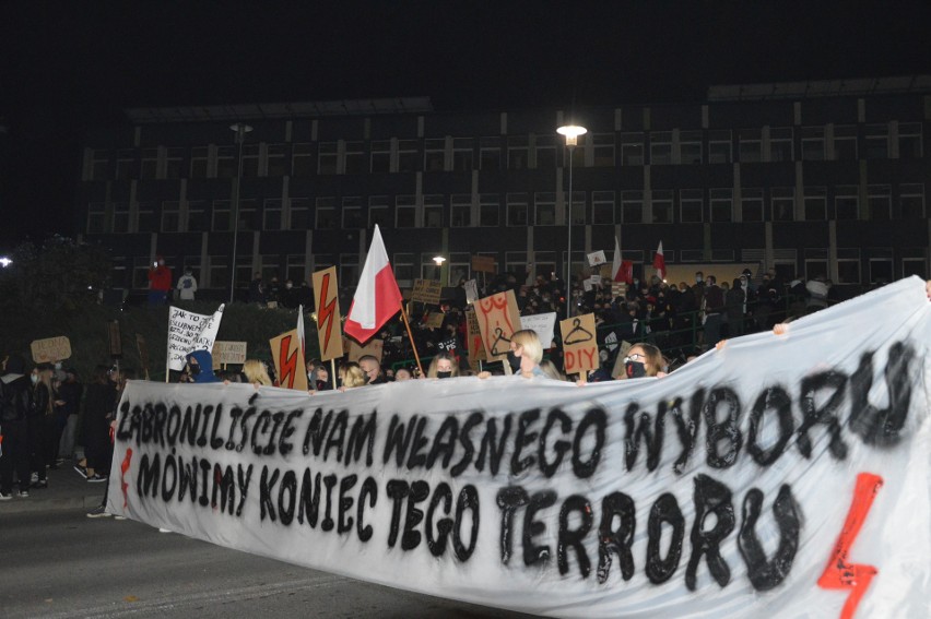 Protestujący pod siedziba Urzędu Gminy i Miasta  Miechowie