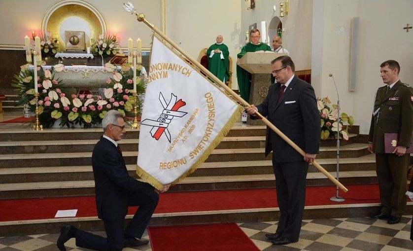 Szef Urzędu do Spraw Kombatantów w Skarżysku wręczał sztandar i medale (ZDJĘCIA)