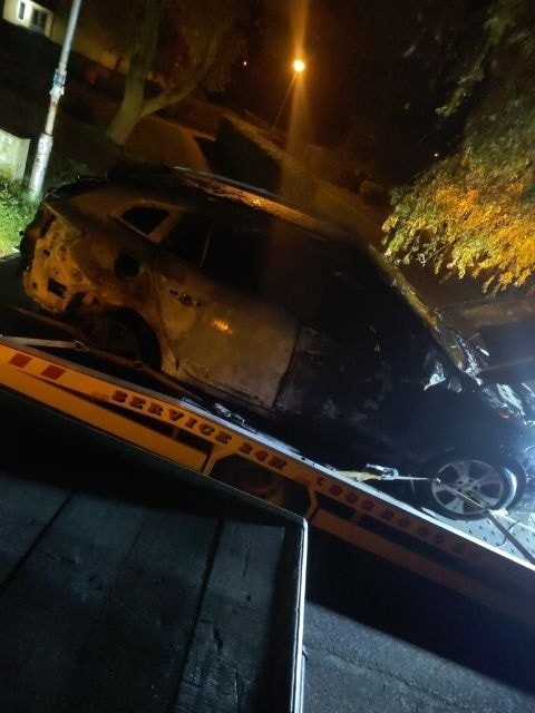 Podpalenie samochodu w Częstochowie. Zniszczono również dwa inne pojazdy