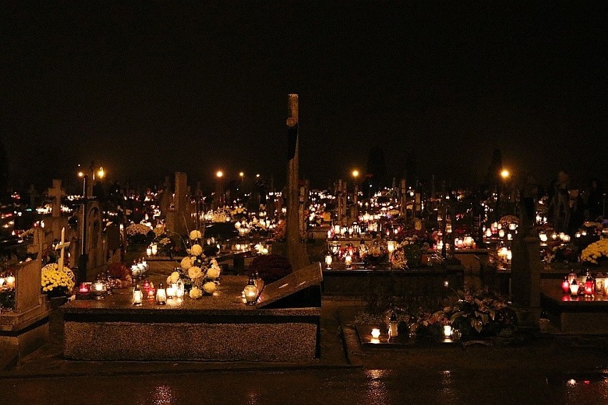 Ostrołęka: Cmentarz parafialny nocą [ZDJĘCIA]