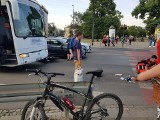 Kraków. Wypadek przed mostem Dębnickim. Motocyklista uderzył w samochód i autobus