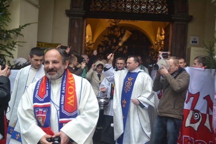 Częstochowa: Piłkarscy kibice opanowali jasnogórski szczyt. To już ich siódma pielgrzymka [ZDJĘCIA]