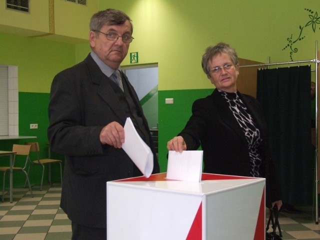 - Uważamy, że należy brać udział w wyborach, żeby nawet mieć moralne prawo do krytykowania &#8211; mówili Bożena i Kazimierz Szczepanowscy, głosujący w obwodowej komisji wyborczej numer 5 w Grójcu.