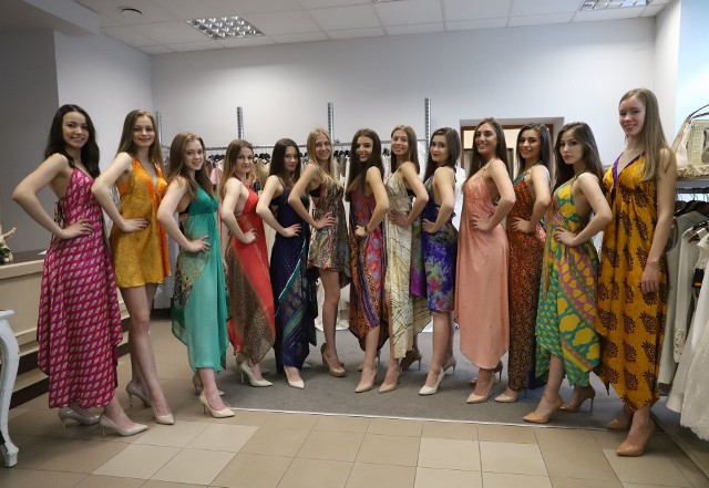 Kandydatki do tytułu Miss Ziemi Radomskiej przymierzały pareo oraz kostiumy kąpielowe w salonie "Larin". W strojach tych wystąpią podczas wyborów już 31 maja na gali Miss Ziemi Radomskiej 2019.