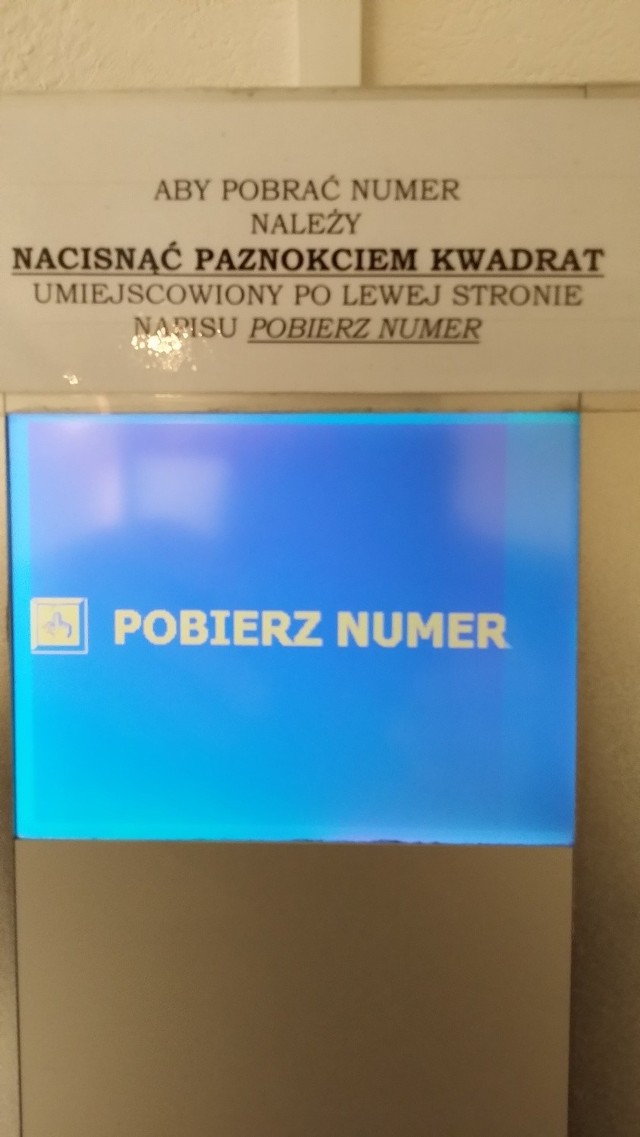 Taka maszyna stoi w Oddziale Paszportowym przy placu Wolności w Poznaniu