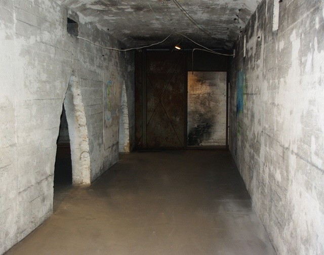 Poniemieckie bunkry w Ustce od lat niszczały. W tym roku miasto zamontowało kraty w drzwiach i posprzątało wnętrza. 