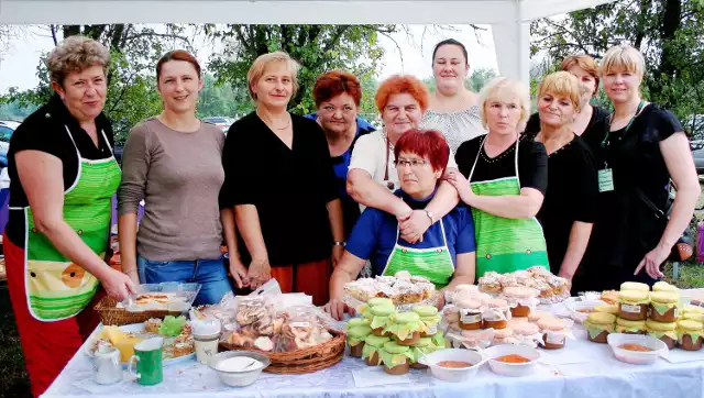 Toplanki od lewej: Elżbieta Jurkiewicz, Anna Skrzat, Sabina Mogielnicka, Małgorzata Chomicz, Mariola Ledzińska, niżej Jadwiga Dziuda, Monika Zioła, Maria Krzyżanowska, Hanna Wilczyńska, za nią Ewa Nowacka i Renata Osojca