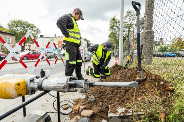 W normalnej sytuacji - jak tu - technicy są od naprawy systemu oświetleniowego, a nie jego demontażu