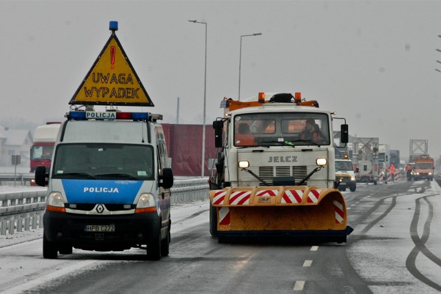 Z powodu bardzo trudnych warunków panujących na drogach do akcji ruszyło ponad 1200 jednostek pojazdów zimowego utrzymania.