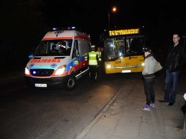 Trzej pasażerowie autobusu trafili do szpitala