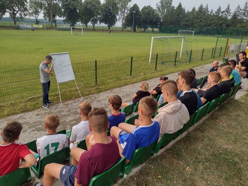 Drużyna UKS Sparta po treningu na stadionie w Sycewicach