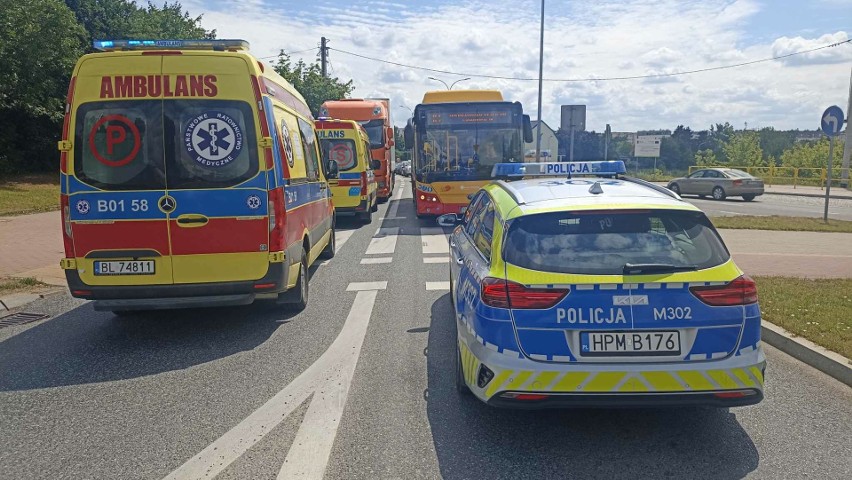 Wypadek autobusu komunikacji miejskiej w Łomży. Dwie kobiety trafiły do szpitala