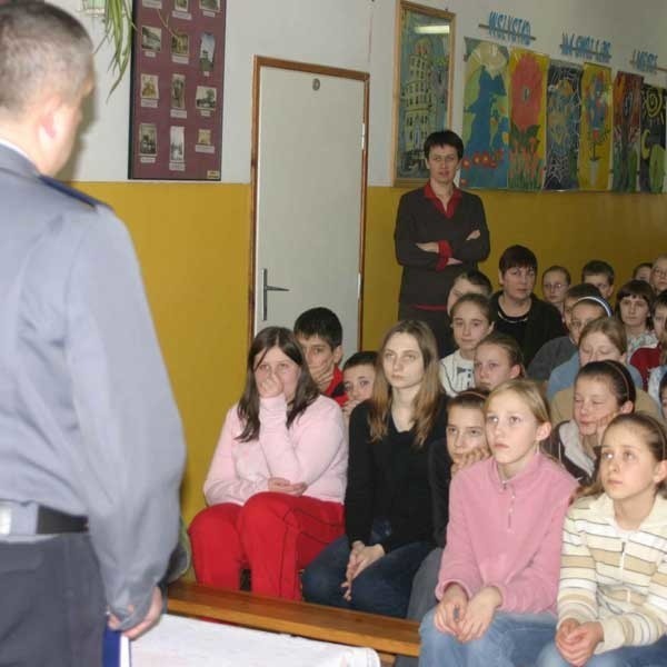 O przemocy i bezpieczeństwie, uczniowie z Głuchowa mogą porozmawiać podczas spotkań z policjantem.