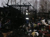 W drewnianej chatce w Malachinie pod Czerskiem spłonęła 50-letnia kobieta. Mąż nie zdołał jej uratować [zdjęcia]
