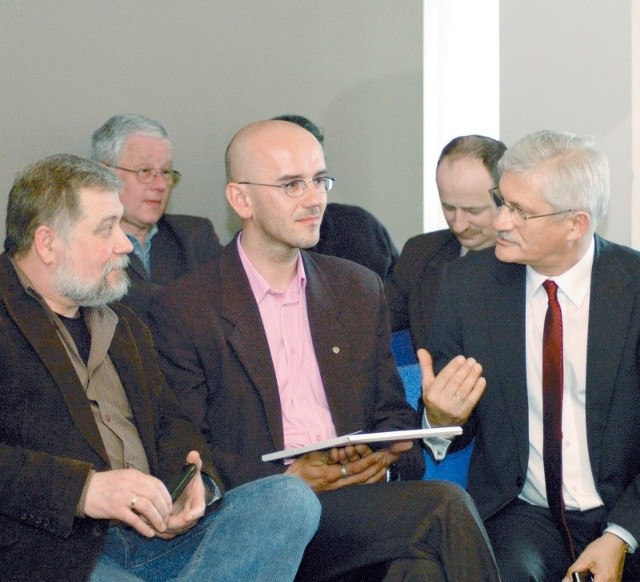 Julian Kruszyński, Krzysztof Szyndlarewicz oraz Adam Maciąg reprezentowali PO na sesji powiatu.