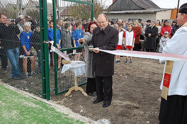 Symboliczna wstęgę przecina burmistrz Krzysztof Obratański.