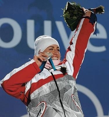 Szczęśliwa Justyna Kowalczyk na olimpijskim podium Fot. Jerzy Cebula