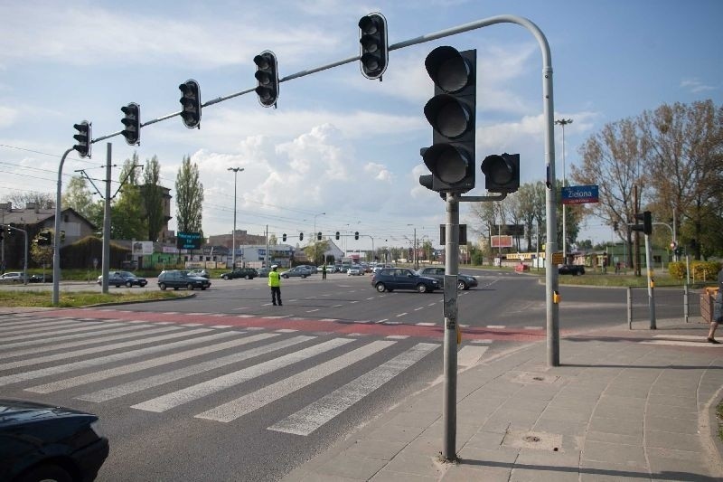 Ogromne korki na al. Włókniarzy, ul. Legionów i ul. Konstantynowskiej. Nadal nie działa sygnalizacja