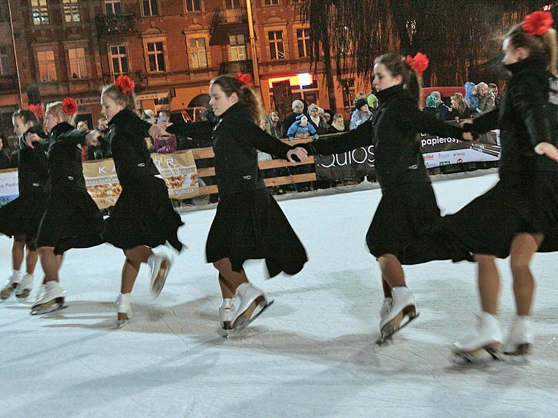 Tancerki z Torunia dały pokaz swoich łyżwiarskich...