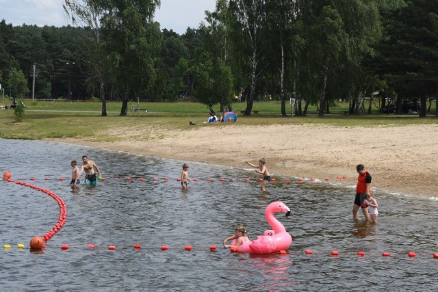 W sobotę nad zalewem w Borkowie plażowicze dopisali. Jest tu wyznaczona strefa w wodzie, strefa na plaży do rekreacji i sportu i miejsce do grilla, z którego chętnie korzystali plażowicze.Zobaczcie jak wypoczywali mieszkańcy regionu nad zalewem w Borkowie na kolejnych slajdach>>>