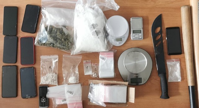 - W mieszkaniu, które należało do 24-latka, mundurowi ujawnili ponad 1,2 kg amfetaminy i 50 gramów marihuany - informuje policja. -  Oprócz narkotyków funkcjonariusze zabezpieczyli telefony komórkowe, wagi elektroniczne, kije bejsbolowe i maczetę.