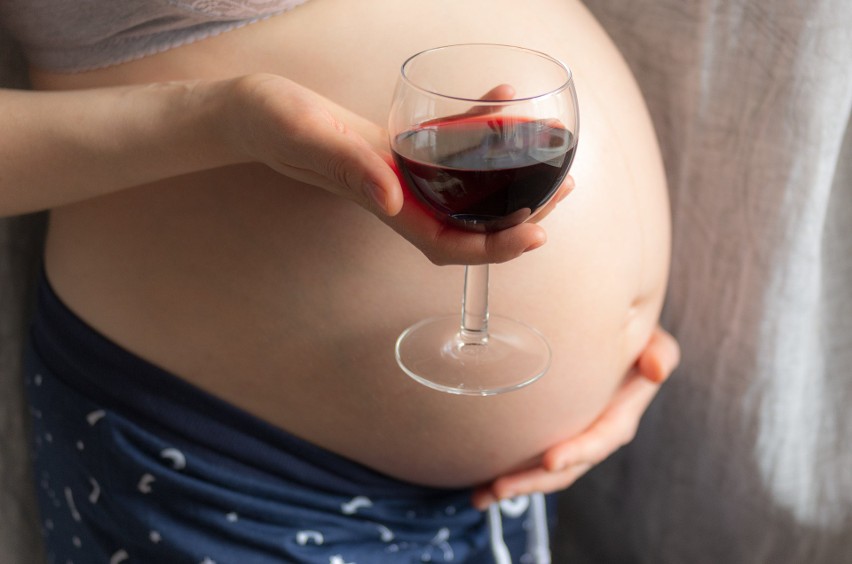 Alkohol spożywany w ciąży działa szkodliwie na płód i miewa...