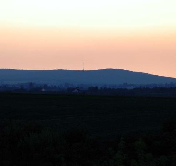 Trzy kilometry od Sandomierza widać jak na dłoni Góry Świętokrzyskie.