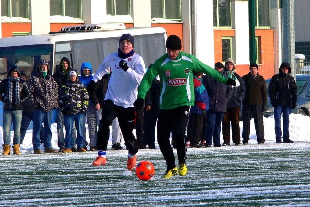 Marcin Figiel (z piłką) strzelił dla Radomiaka w sparingu z Pogonią trzy gole.